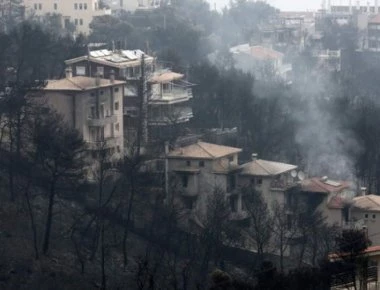 Θυροκολλήθηκαν οι πρώτες εντολές κατεδάφισης στο Μάτι